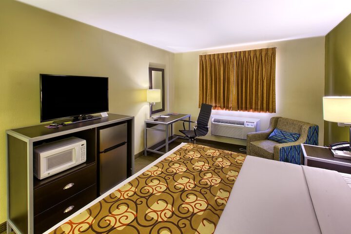 Accessible 1 Queen Bed (9 of 14)