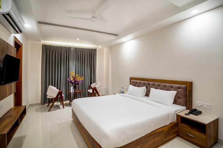 Room 6 of 10