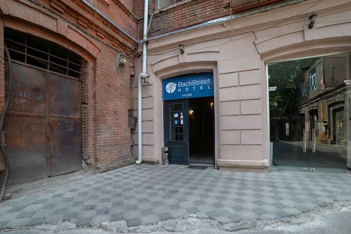 BACKSTREET HOTEL