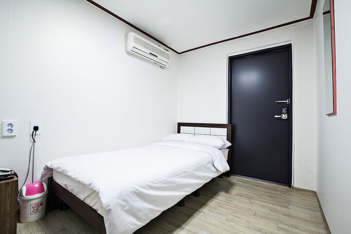Room 11 of 42