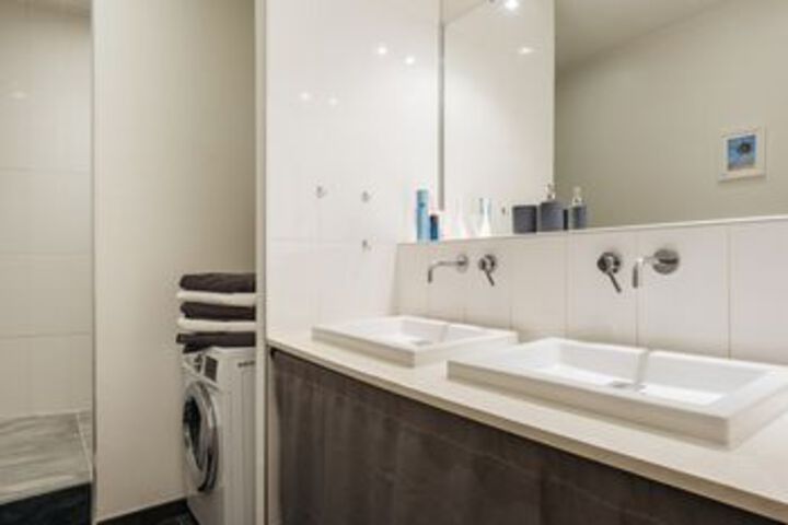 Room 4 of 18