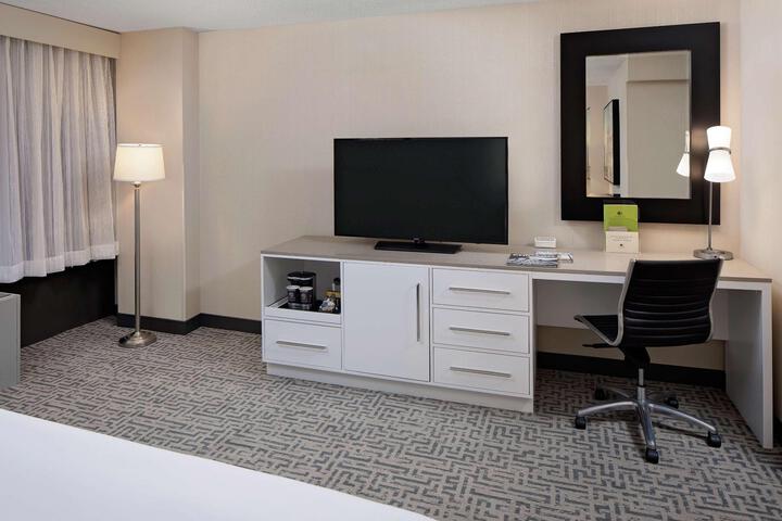 Contemporary 2 Queen Beds (7 of 7)