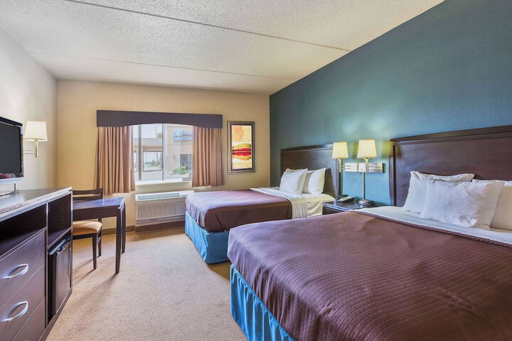 2 Queen Beds (3 of 6)