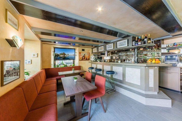 Lounge 21 of 24