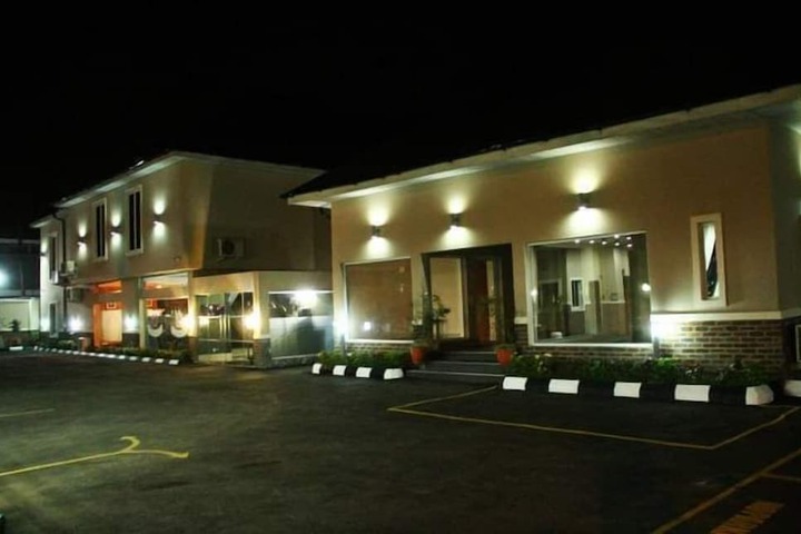 Cromwell Courtyard hotel