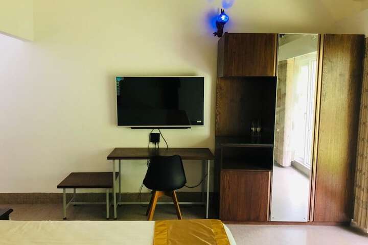 Room 6 of 13