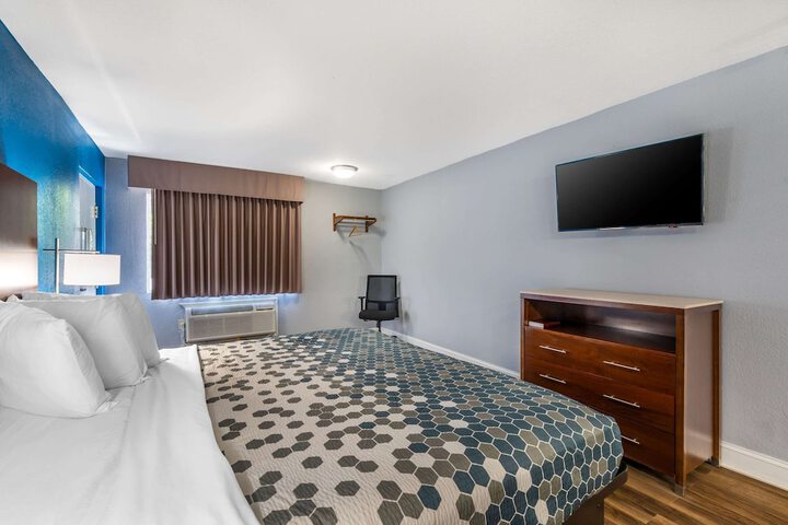 1 King Bed (5 of 27)