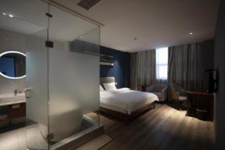 Room 6 of 8