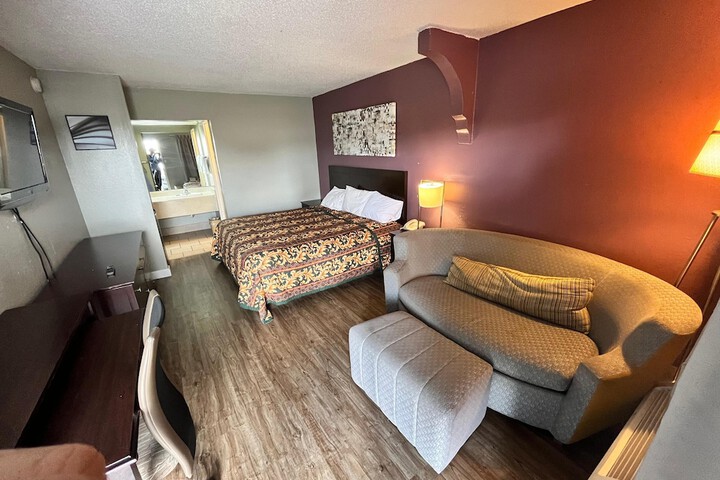 Deluxe Room 1 King Bed Accessible (8 of 16)