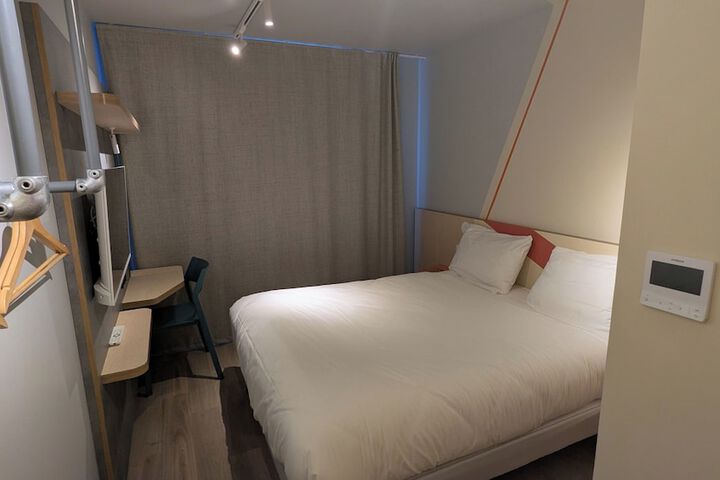 Room 2 of 77