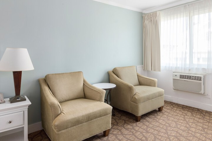 Room 20 of 106