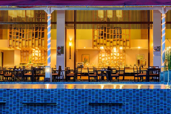 Lounge 54 of 65