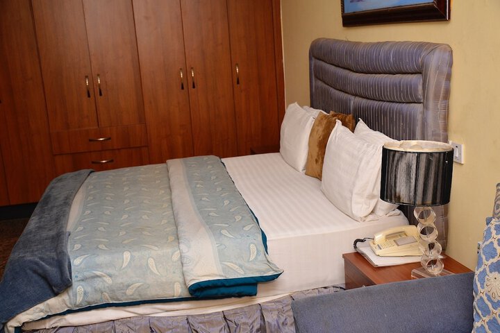 Room 10 of 94
