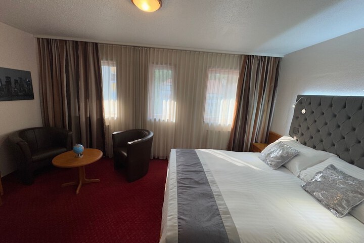 Room 4 of 32