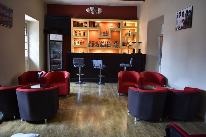 Lounge 48 of 58