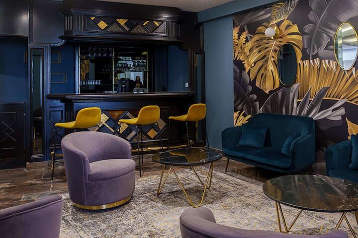 Lounge 67 of 102