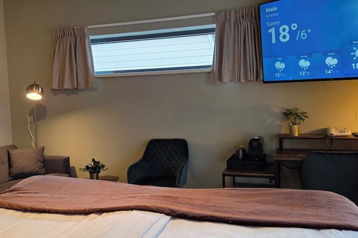 Room 28 of 76