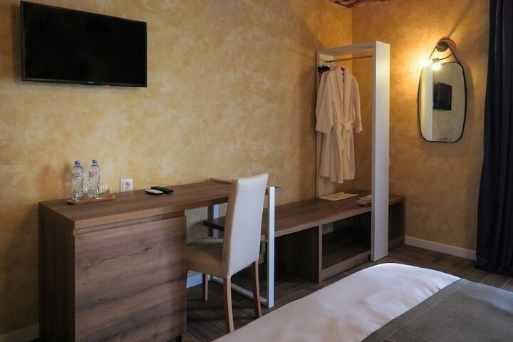 Room 17 of 36