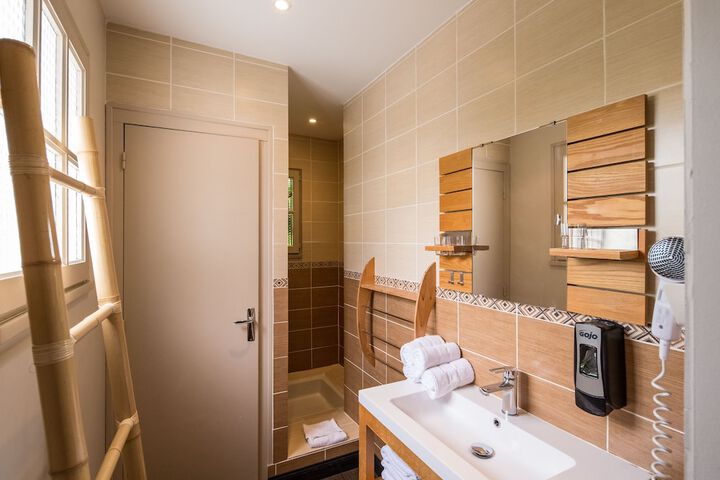 Room 6 of 75
