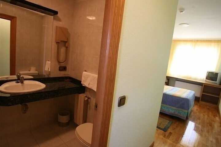 Room 9 of 34