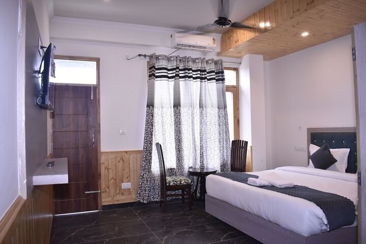 Room 10 of 29
