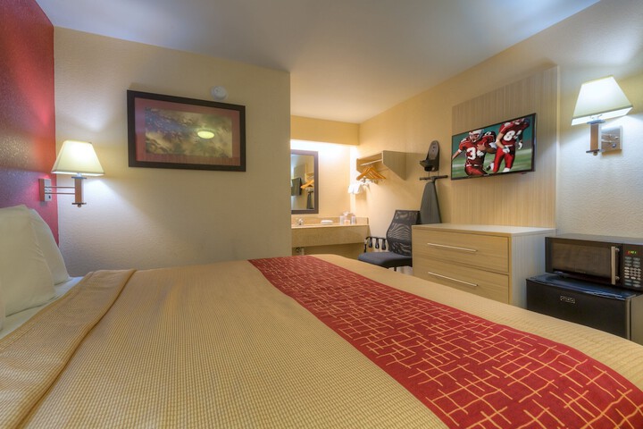 Deluxe King Bed (9 of 13)