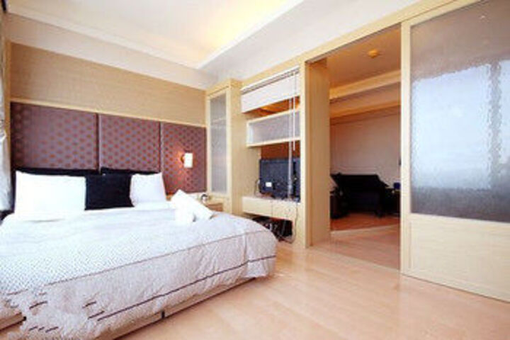 Room 10 of 20