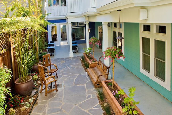 Hotel Exterior 17 of 23