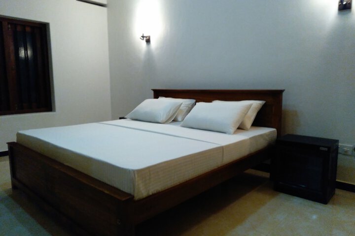 Room 4 of 18