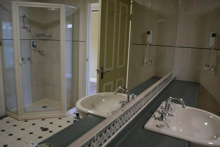 Room 100 of 122