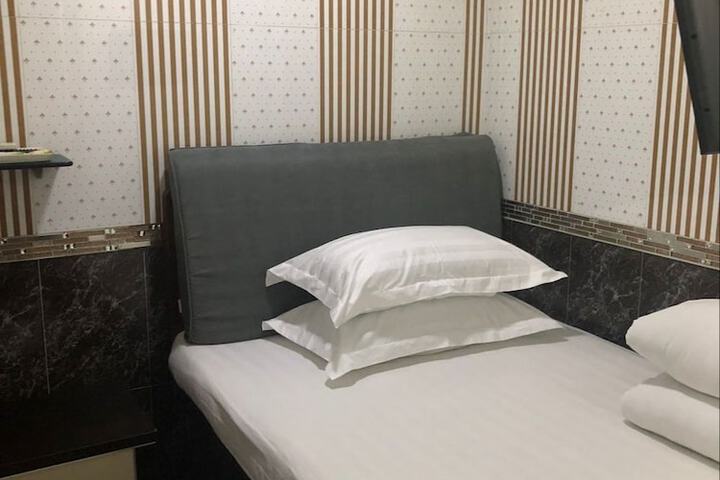 Room 16 of 40