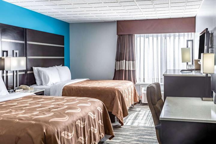 1 Queen Bed (3 of 9)