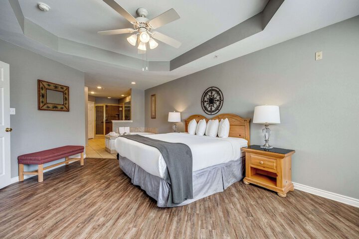1 King Bed Accessible (12 of 29)