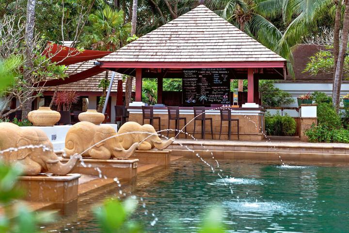Hotel Pool