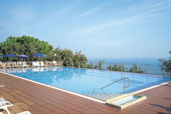 Hotel Pool