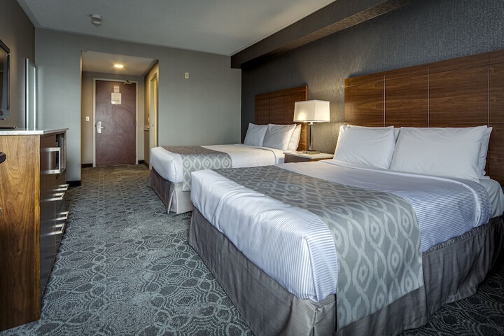2 Queen Beds (16 of 21)