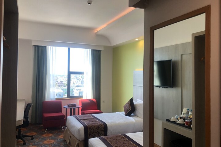 Room 12 of 87