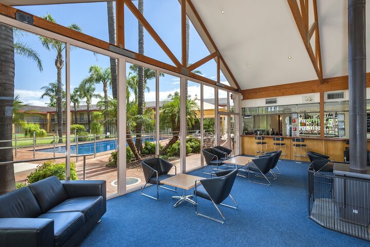 Lounge 50 of 58