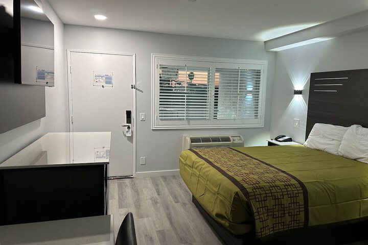 Room 4 of 25