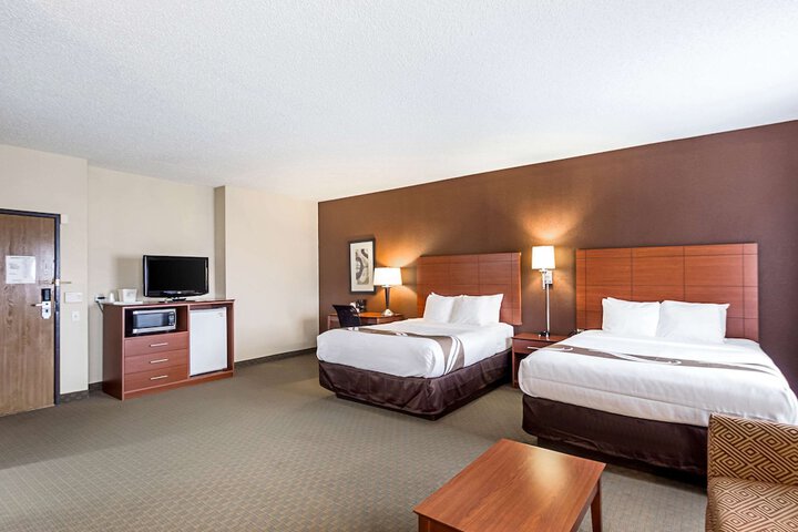 1 Queen Bed (10 of 26)