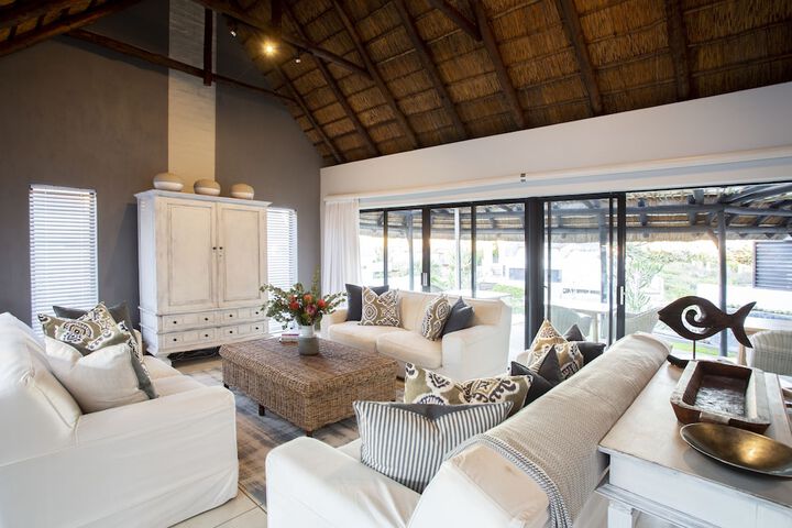 Lounge 9 of 11