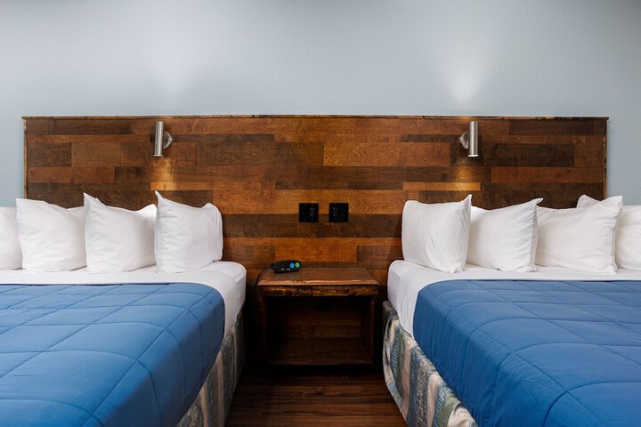 2 Queen Beds Accessible (13 of 16)