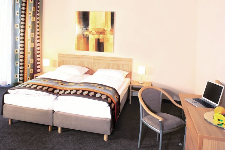Room 4 of 40