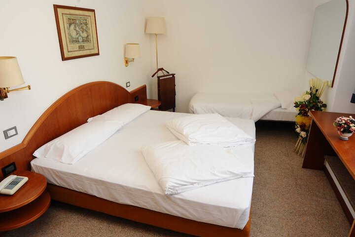 Room 4 of 42