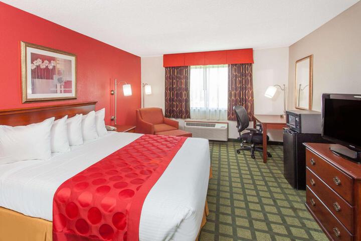 1 King Bed (3 of 26)