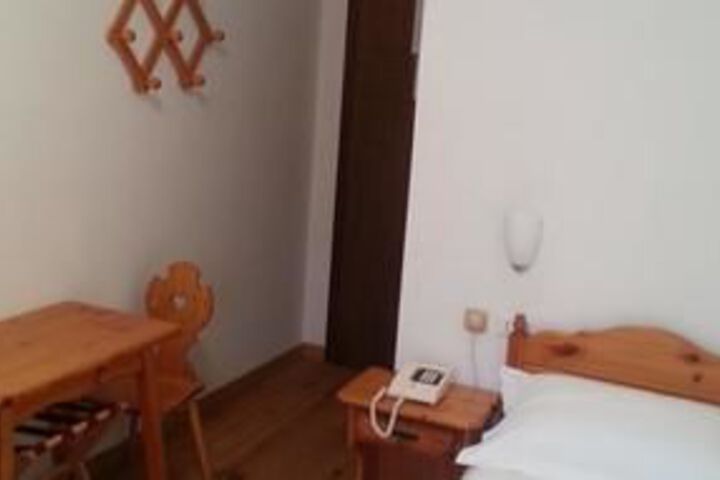 Room 13 of 21