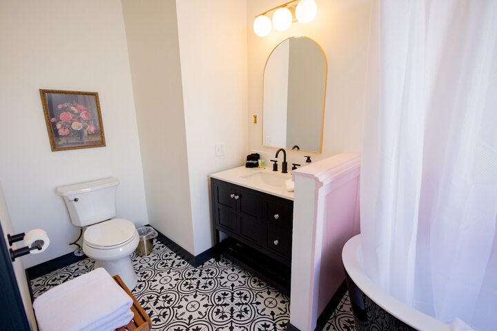 Deluxe Single Room 1 King Bed City View (17 of 30)
