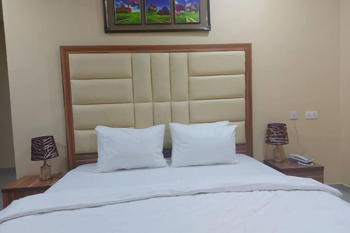 Room 9 of 80