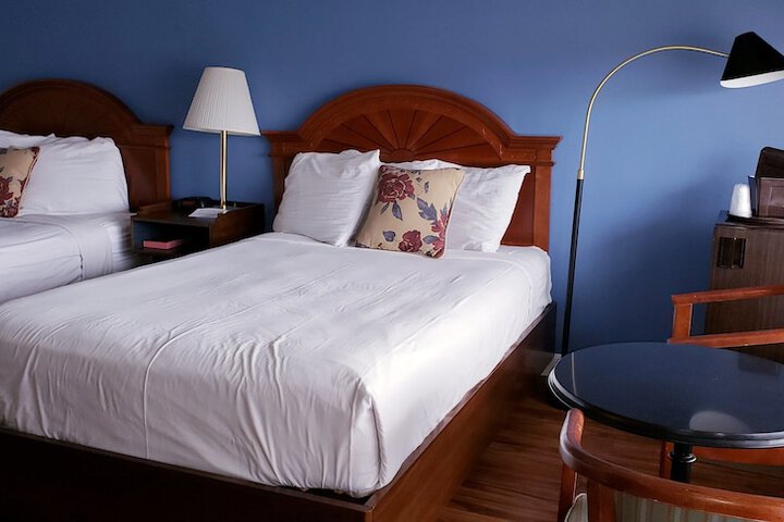 Deluxe 2 Queen Beds (3 of 13)