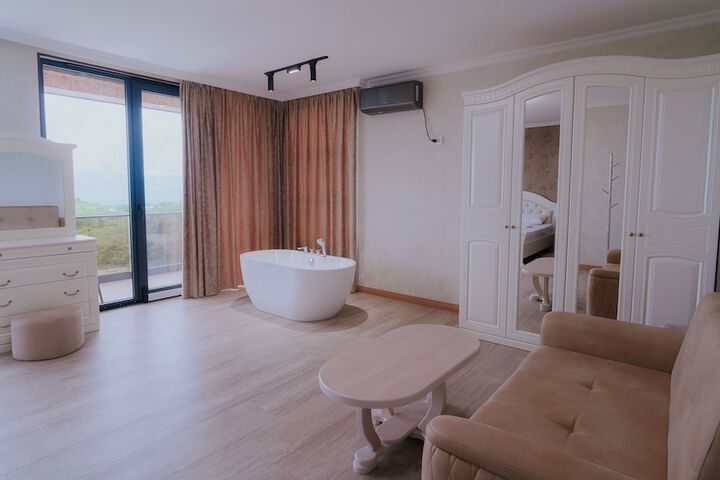 Room 7 of 28